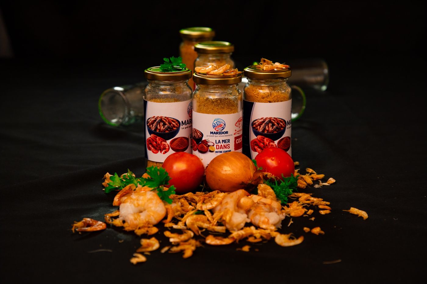 Gamme MARIDOR : trois pots au premier plan, crevettes, tomates, oignon et persil