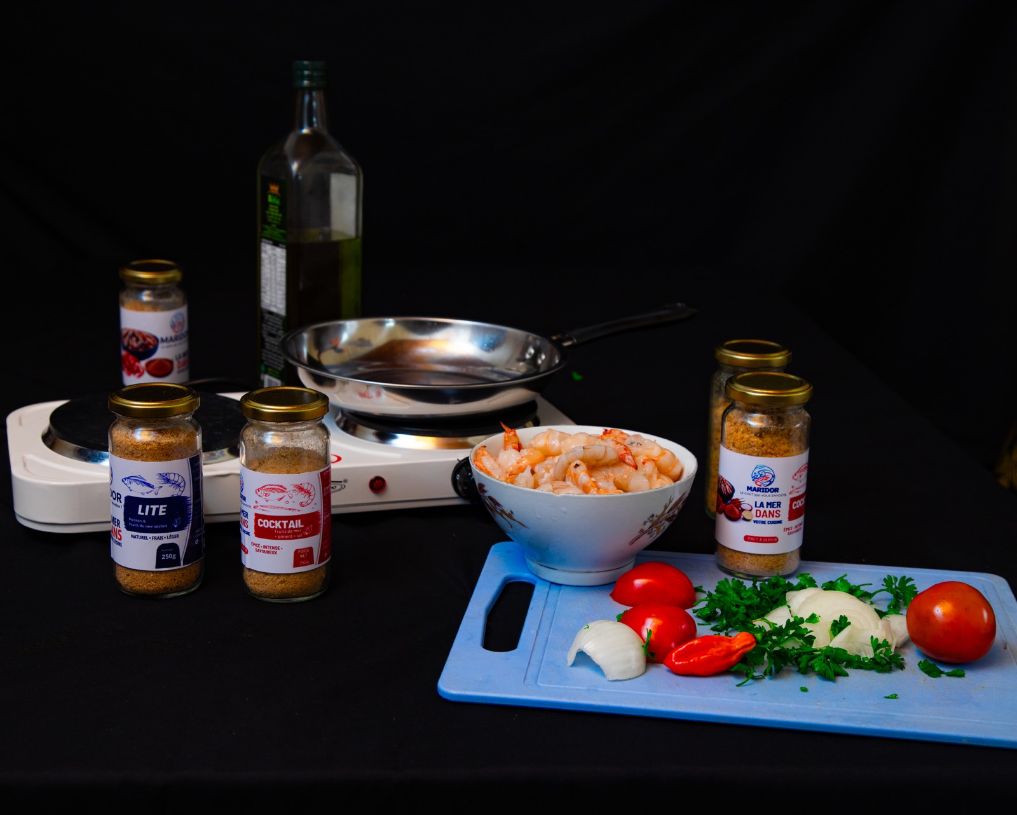 Mise en place de cuisine : pots MARIDOR Lite et Cocktail, bol de crevettes, tomates et oignon